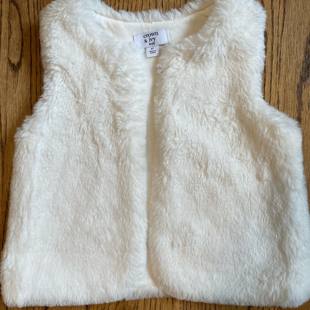 NWOT 3T Crown & Ivy Faux Fur Vest